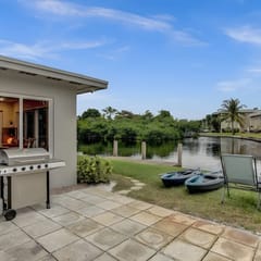 Walk to Wilton Dr | Waterfront Home. Kayaks & BBQ