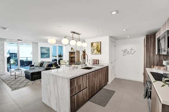Monthly - Lux Condo - Huge Private Patio - Hotel Amenities - Image 1