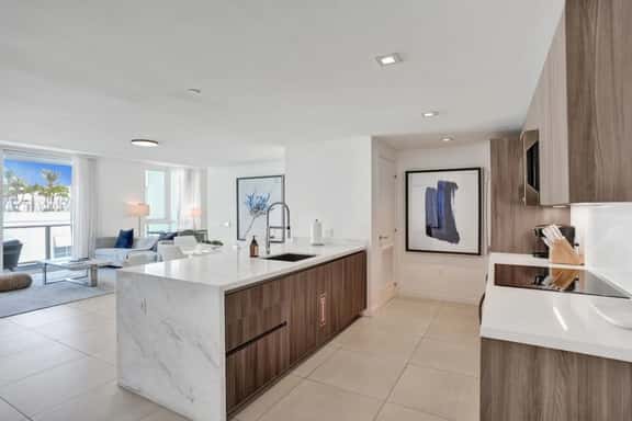 Monthly - Exclusive 616 Condo - Image 1