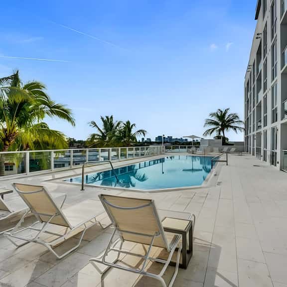 Lux Beach Condo. Hotel Amenities - Image 1