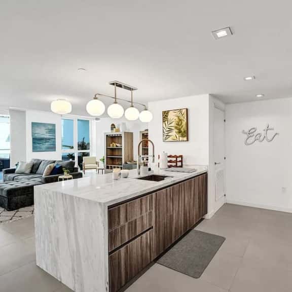 Monthly - Lux Condo - Huge Private Patio - Hotel Amenities - Image 1