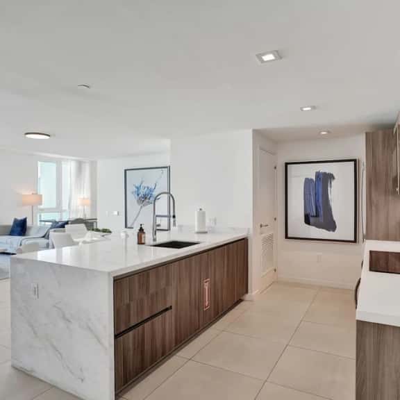 Monthly - Exclusive 616 Condo - Image 1