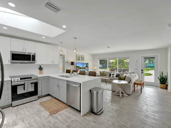 Beachside Haven with Pool & BBQ. 6 min to Beach