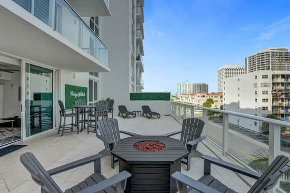Monthly - Lux Condo - Huge Private Patio  - Hotel Amenities