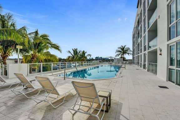 Monthly - Lux Condo - Huge Private Patio  - Hotel Amenities