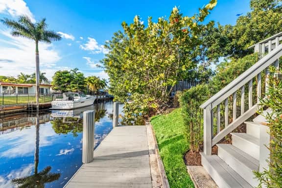 Extended Stay Waterfront Pool House 40' Boat Dock - Image 4