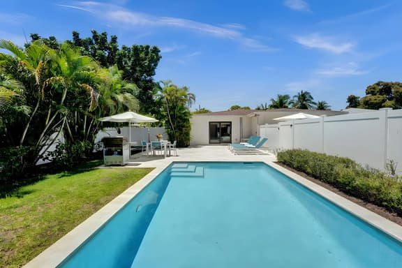 Romantic Retreat w/ Private Pool. Near Las Olas