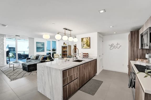 Monthly - Lux Condo - Huge Private Patio  - Hotel Amenities